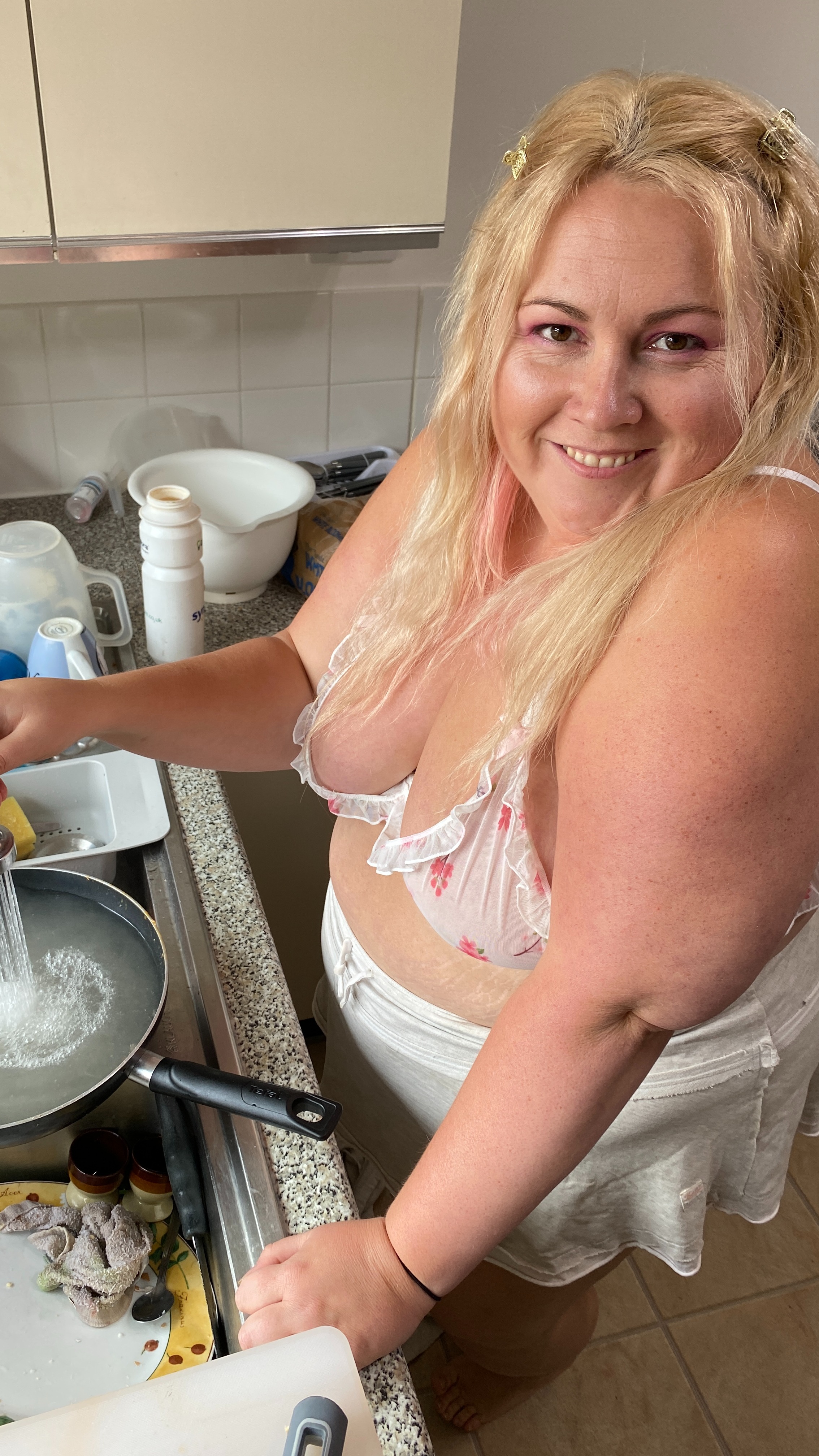 Adelesexyuk enjoying life in red