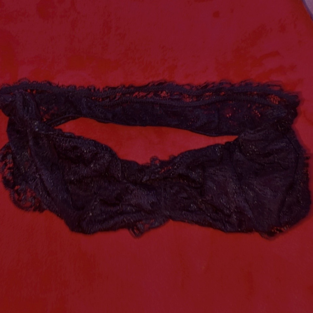 Strapless black lacy bra