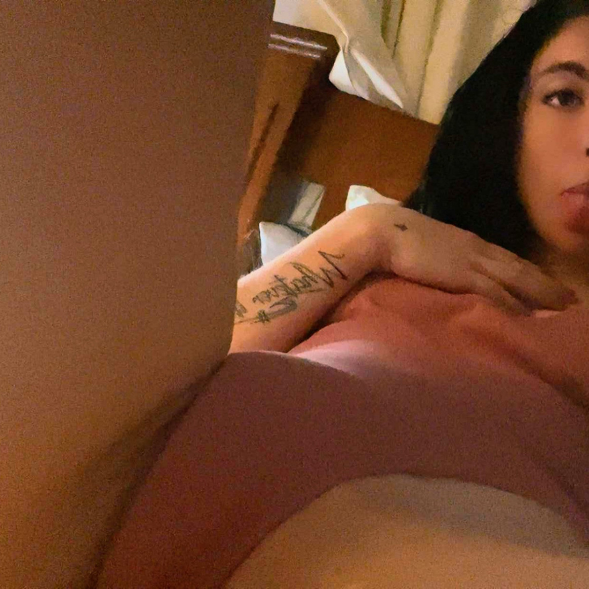 Selling hot custom photosets and custom vidds