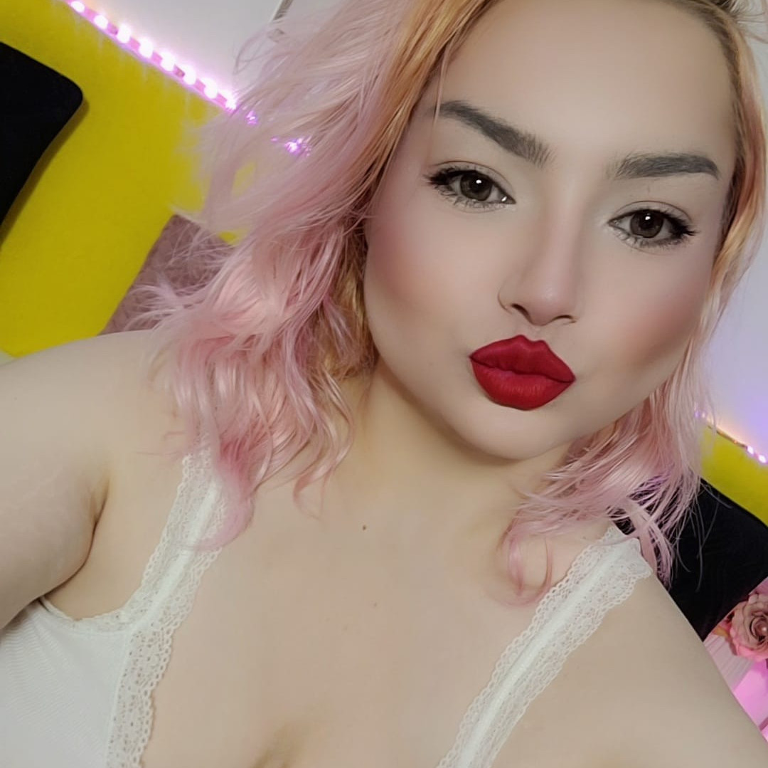 SFW selffies behind the scenes of live streamings shows