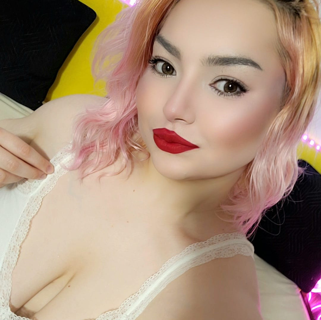 SFW selffies behind the scenes of live streamings shows