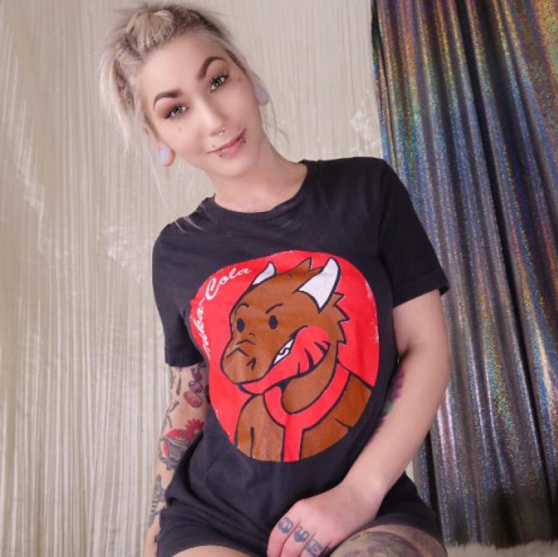 MV Store - Buy items from your favorite girls.