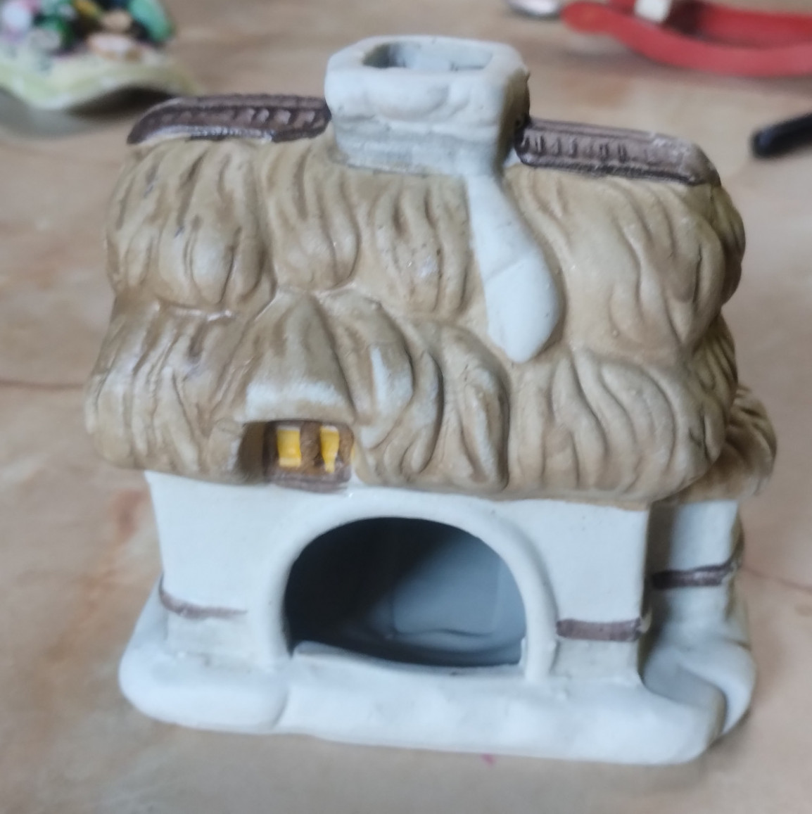 Casa de adorno con chimenea de Navidad