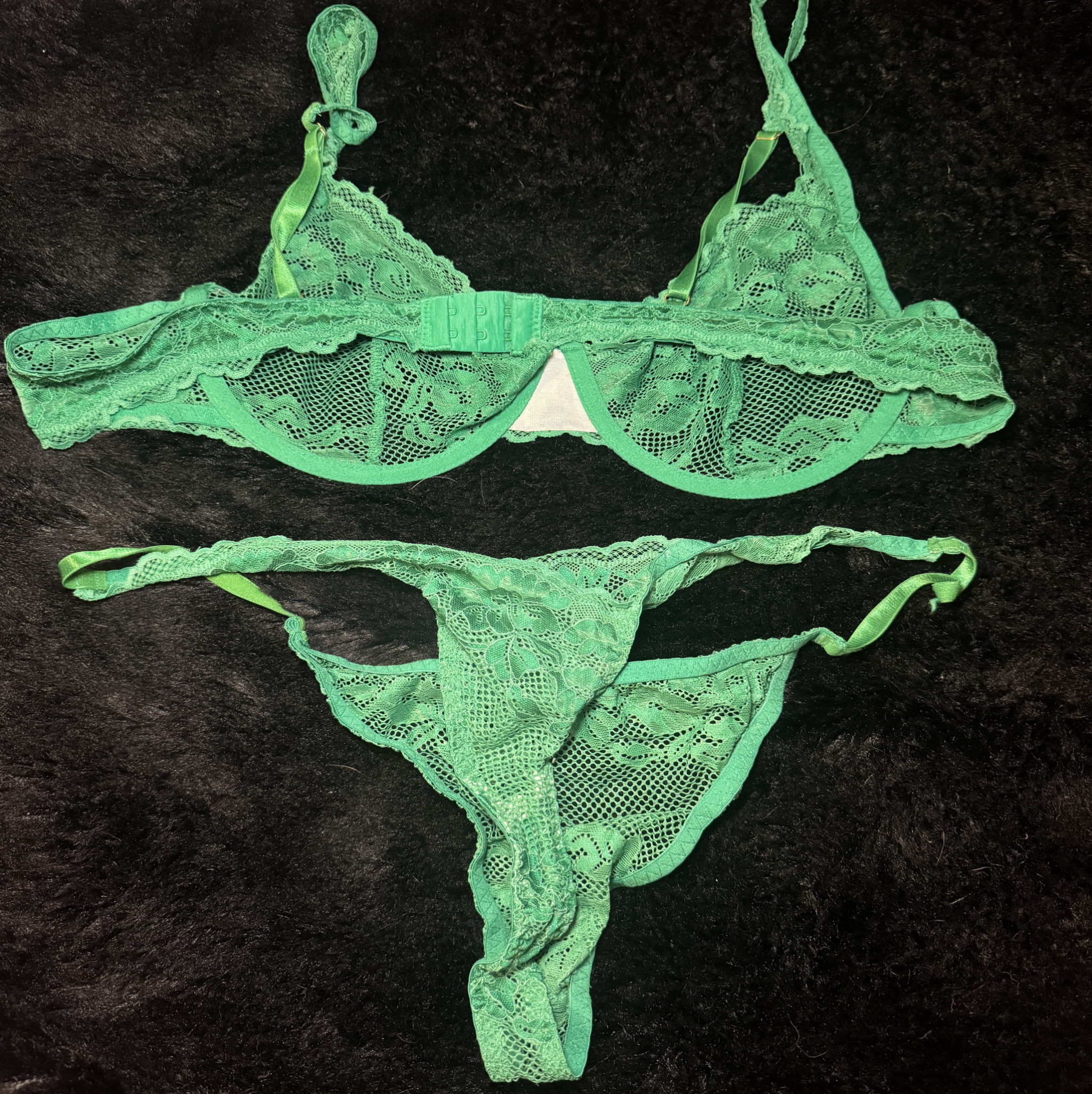 Green lace bra and panty set