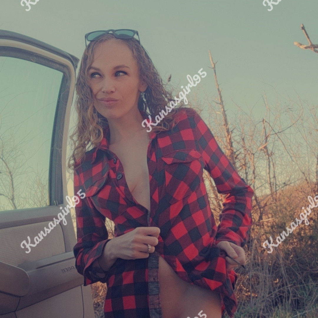 Petite MILF Outdoor Tease Set