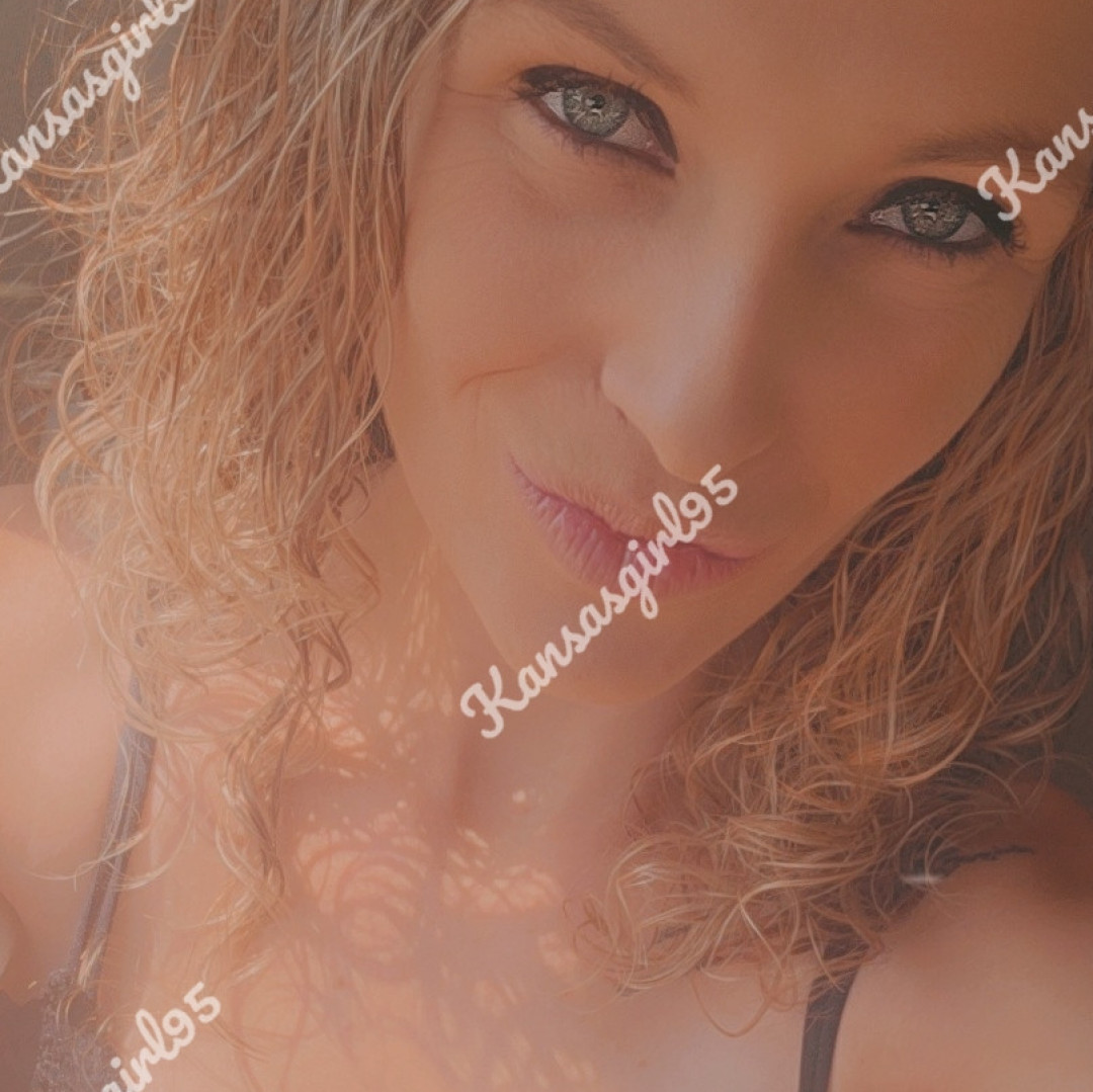 Petite MILF Outdoor Tease Set