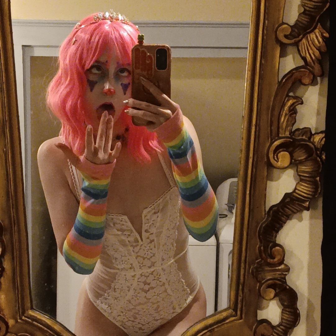 Chicki Nuggie in the sheets
