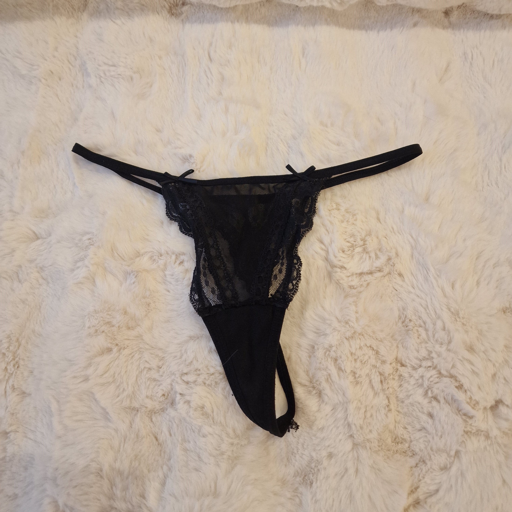 Black strings with bows