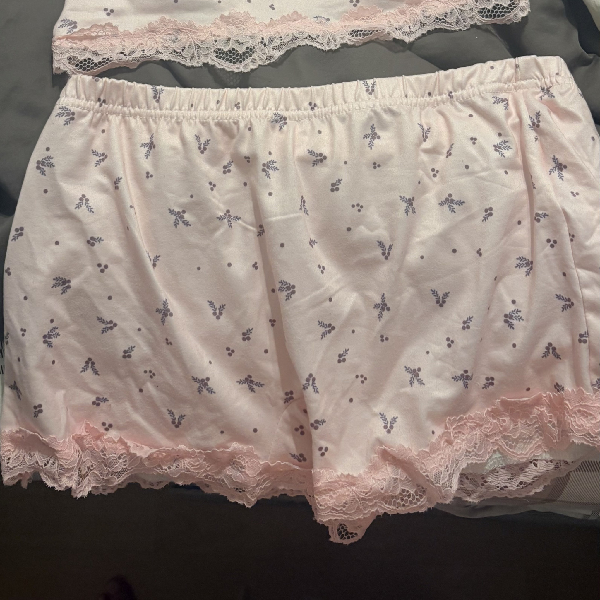 Use Pink and white Pyjama