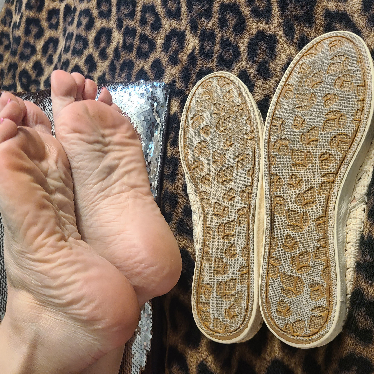 STINKY! SIZE 9 LACE CANVAS FLAT SNEAKERS SHOES