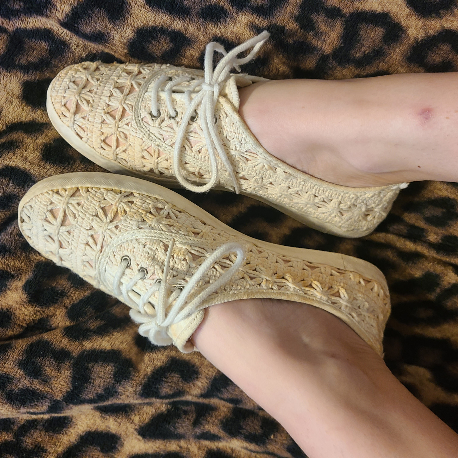 STINKY! SIZE 9 LACE CANVAS FLAT SNEAKERS SHOES