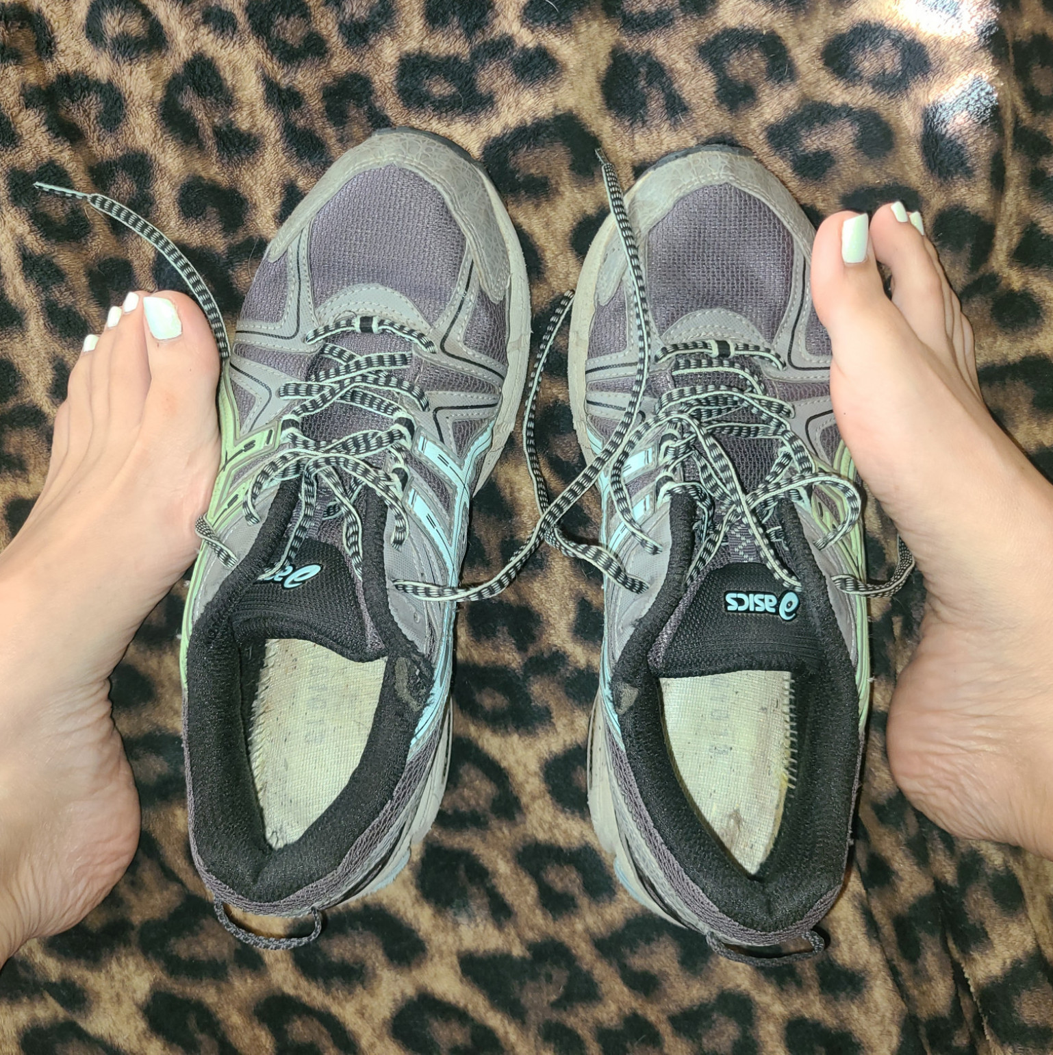 Size 9 Sneaker Sweaty Stinky Feet ODOR