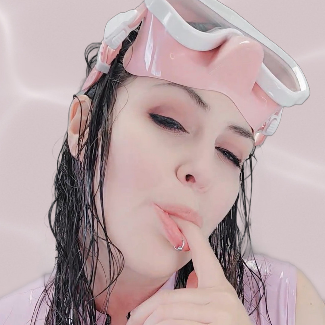 Scuba Babe Photoset in Diving Mask and Swimsuit