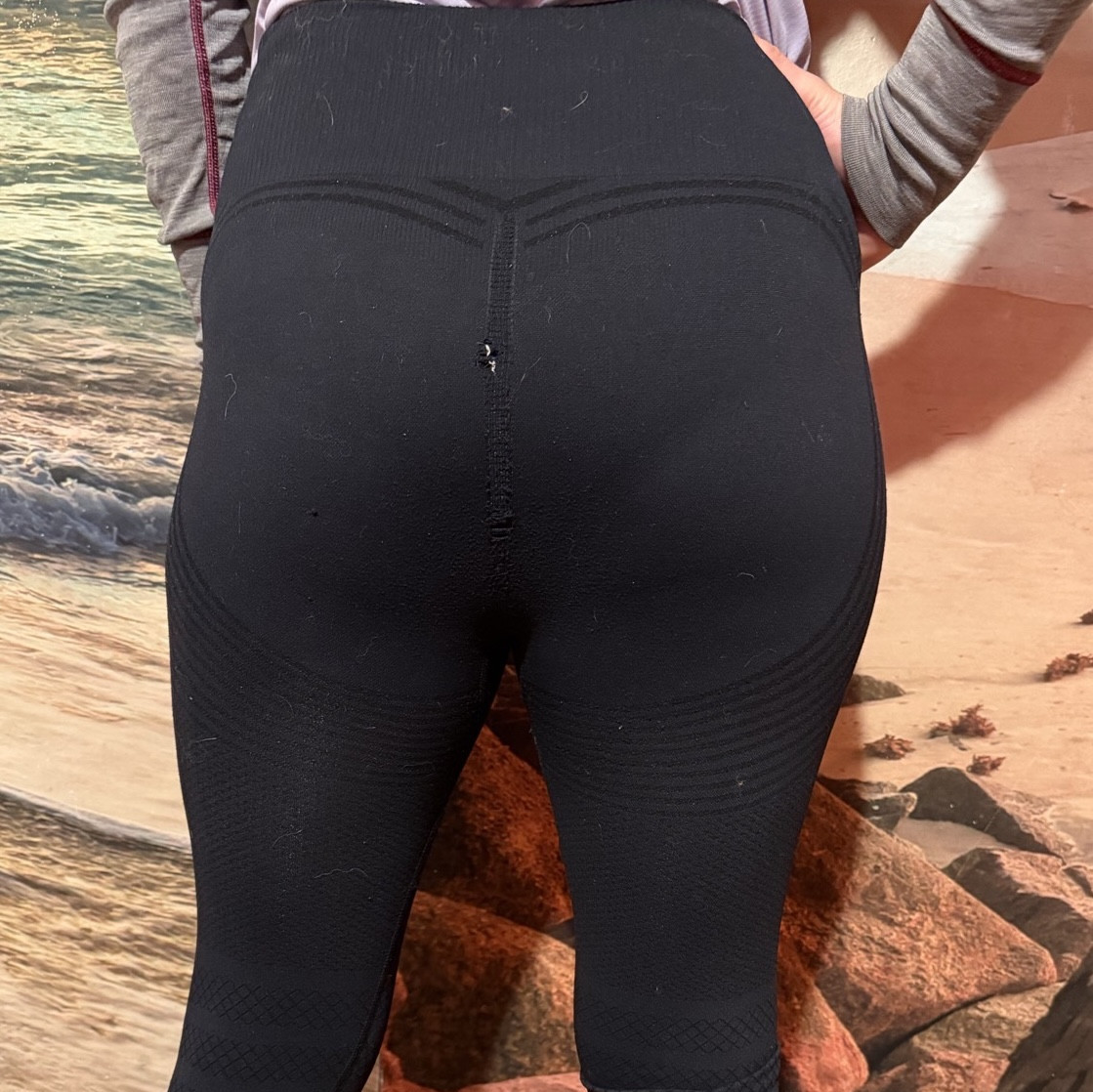 Black stretchable fitness leggings damaged