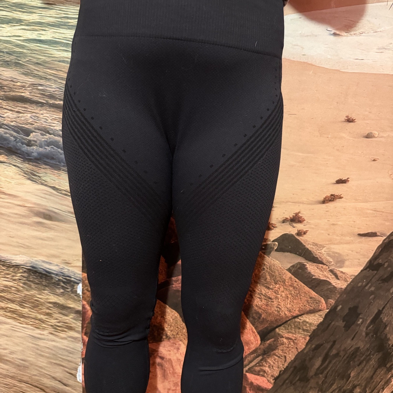 Black stretchable fitness leggings damaged