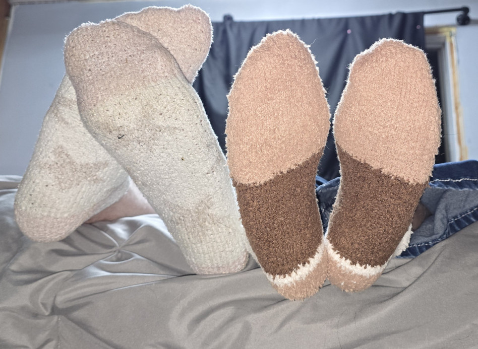 2 pairs of fuzzy ankle socks