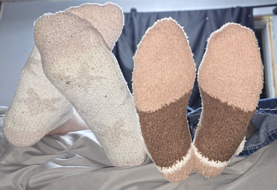 2 pairs of fuzzy ankle socks
