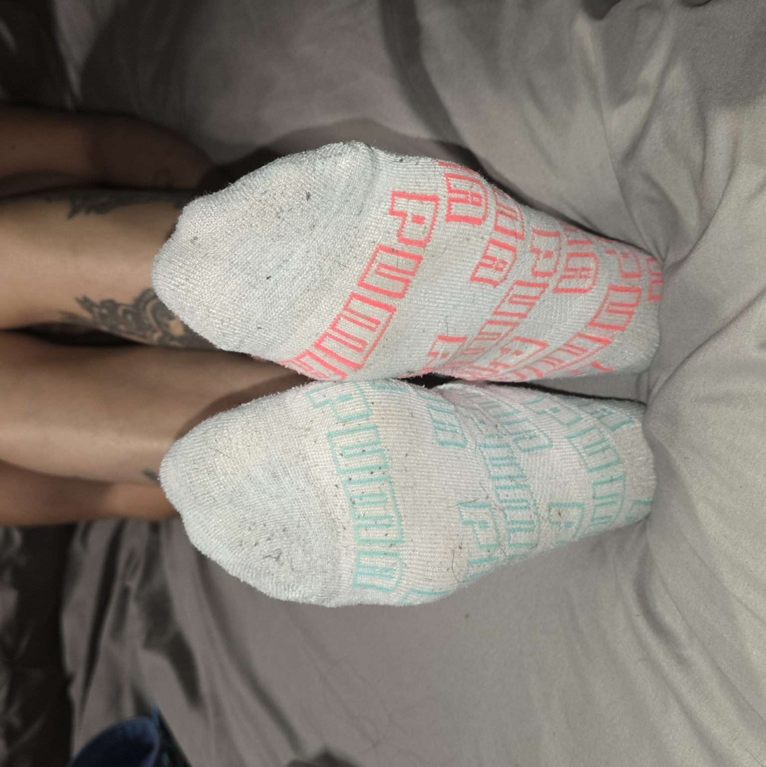 Mismatched pum ankle socks