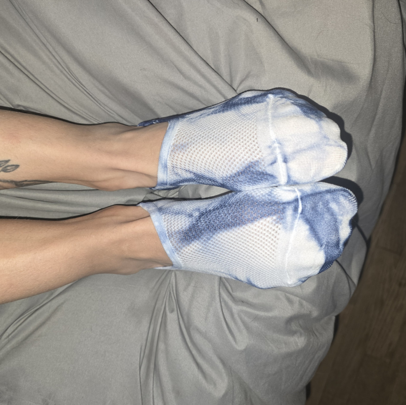 Blue cloud print no show socks