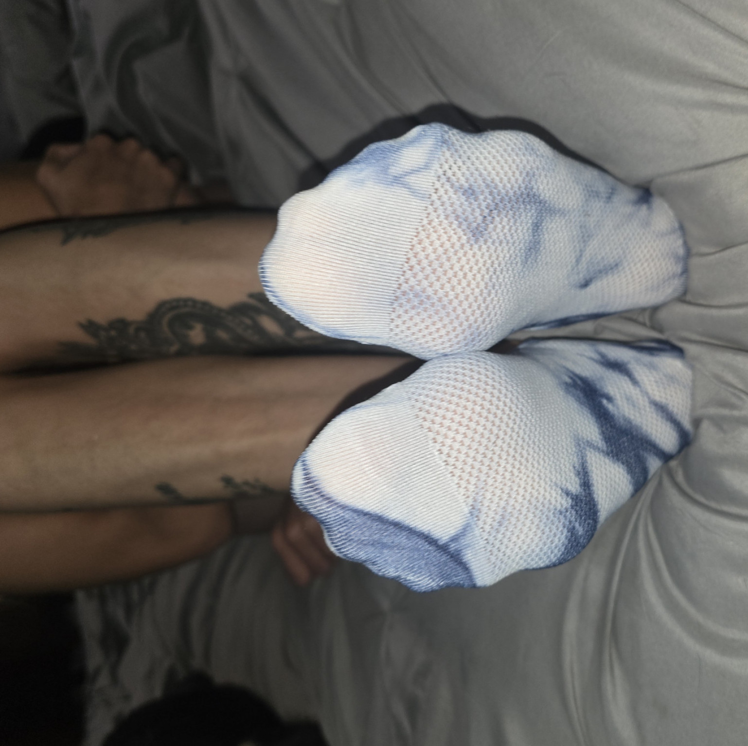 Blue cloud print no show socks