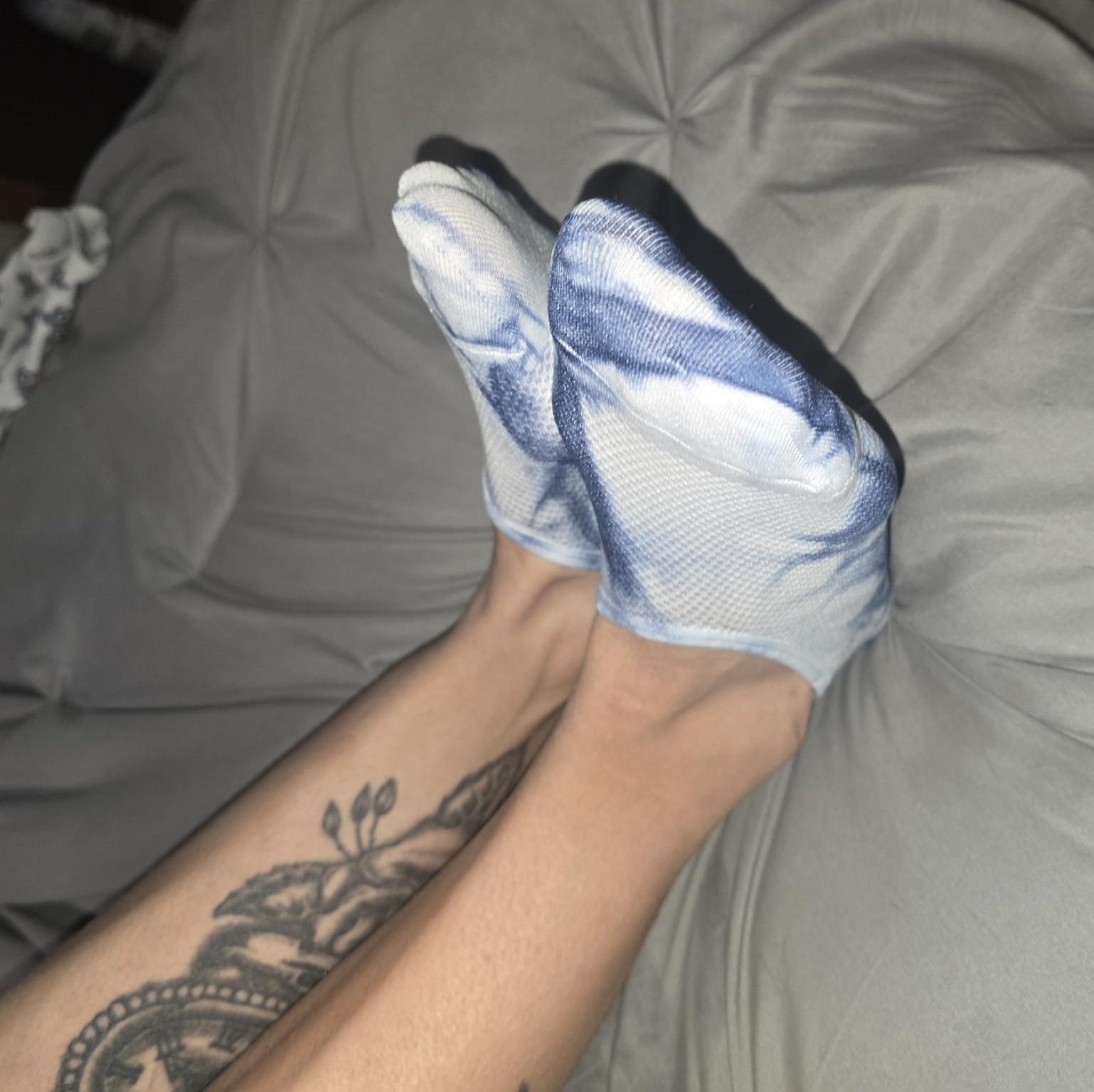 Blue cloud print no show socks