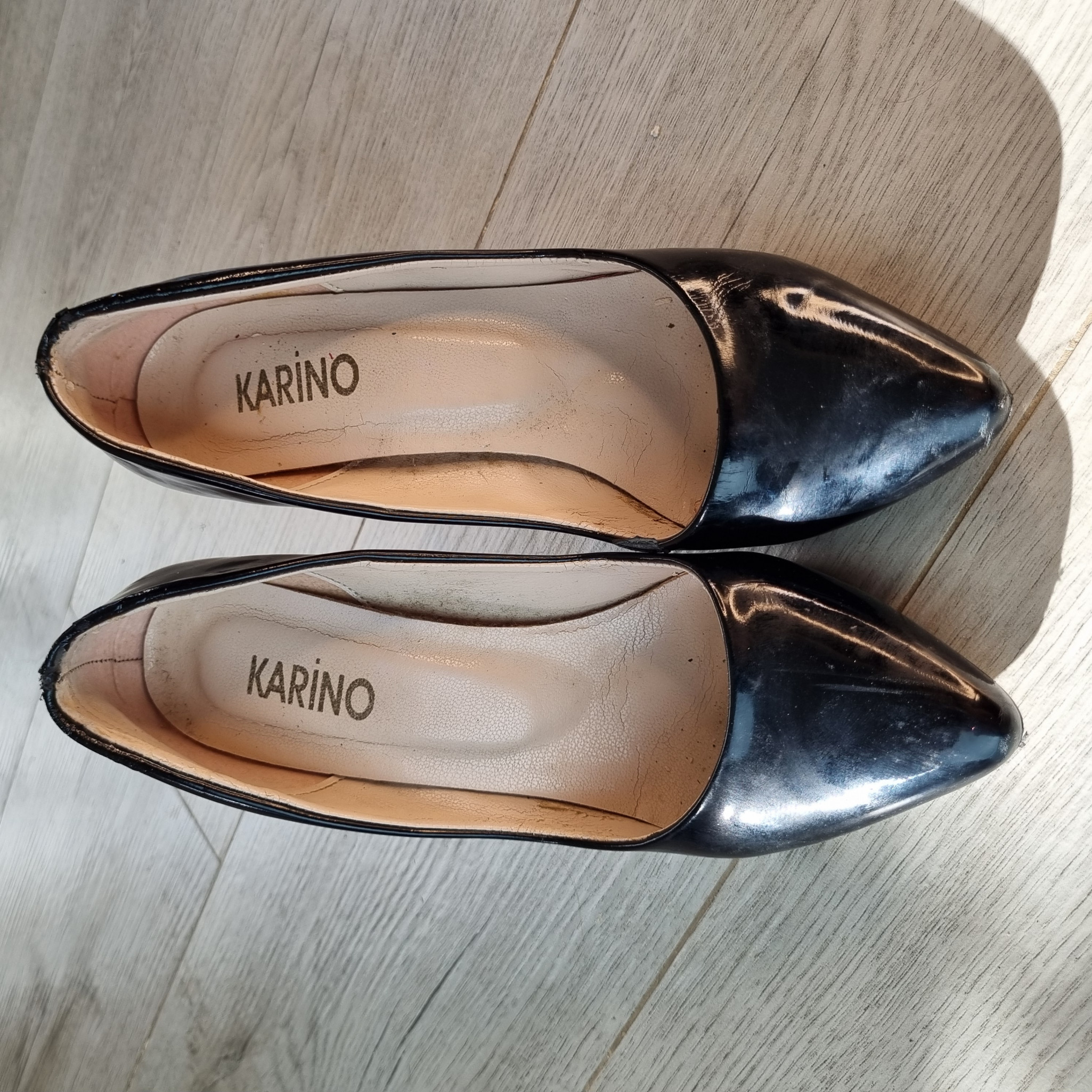 Black patent leather pointed toe heels