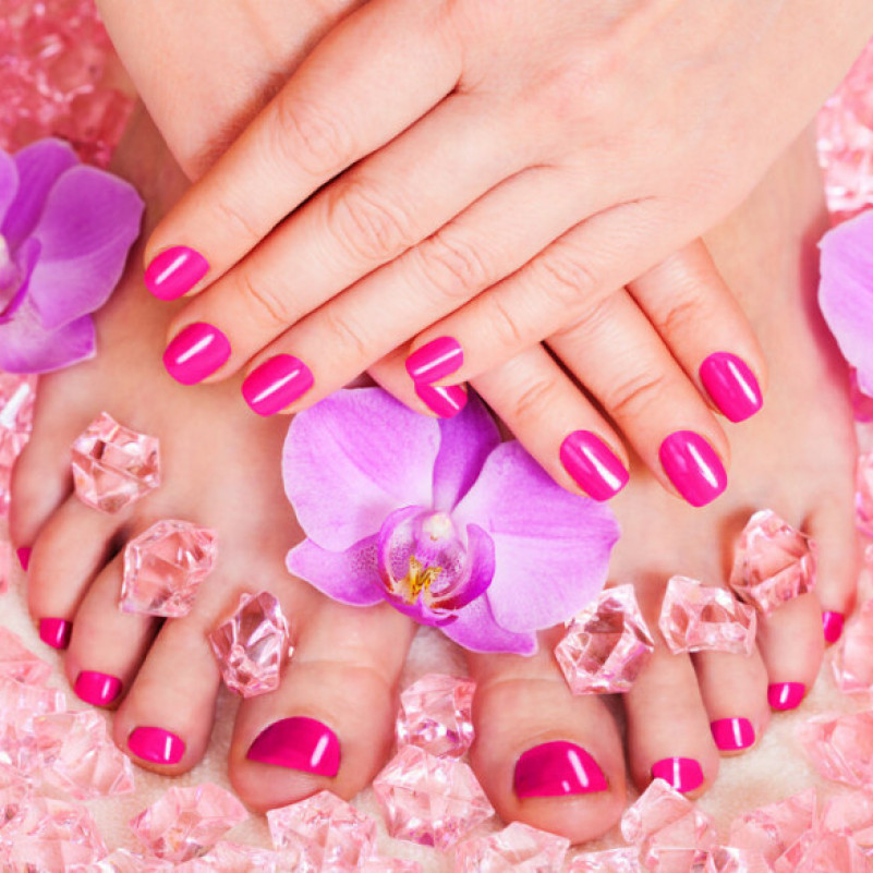 ногти для девушек. реклама маникюра и педикюра. салон маникюра и педикюра. маникюр педикюр прически. девушка с ярким маникюром.