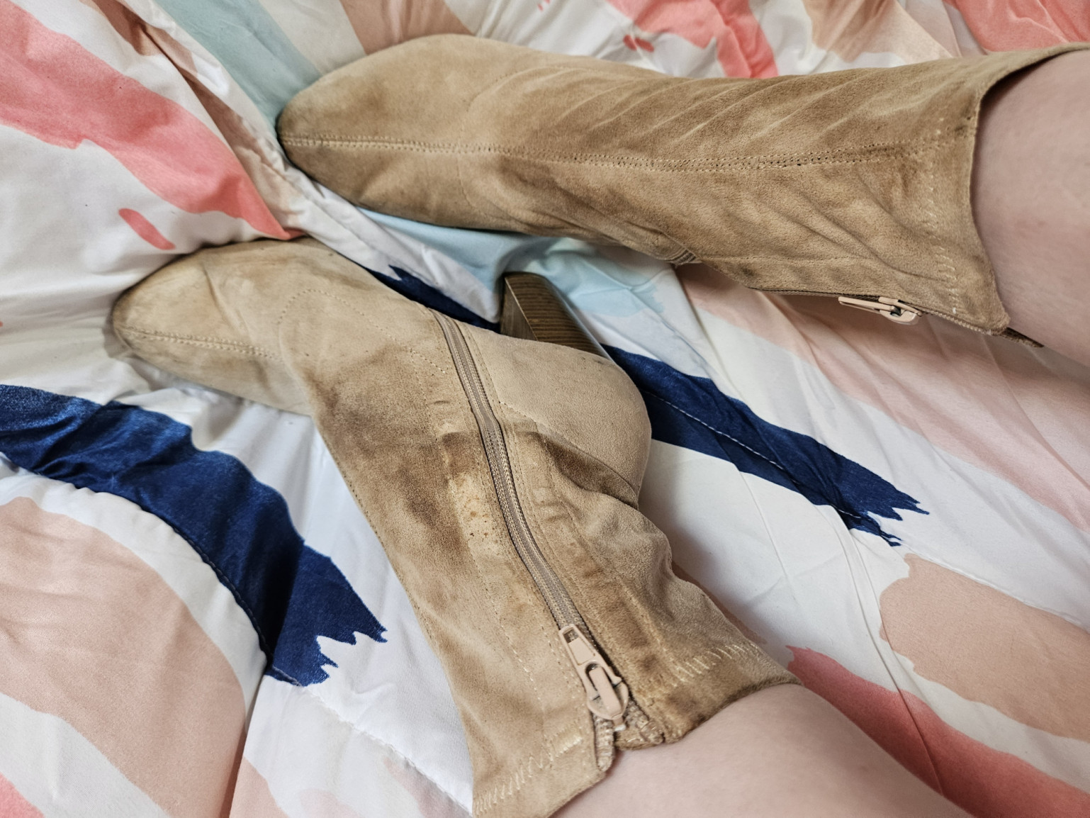 Very Worn Dirty Heel Boots size 8